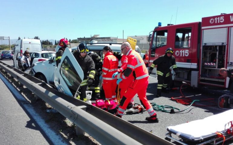 Caos sulla 554, auto sbanda e provoca incidente: 5 auto coinvolte e almeno tre persone ferite (FOTO)