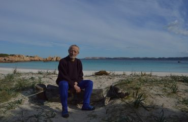 Mauro Morandi davanti alla Spiaggia Rosa - FOTO DI MARIO MARCIS