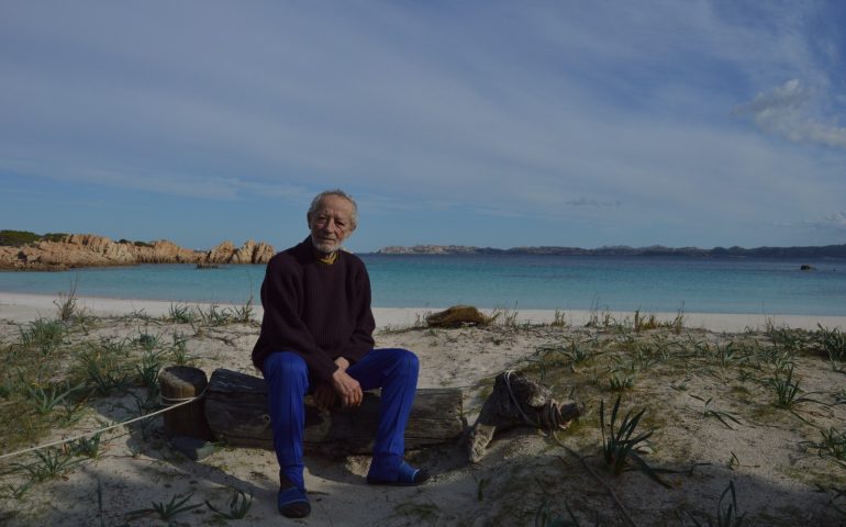 Mauro Morandi davanti alla Spiaggia Rosa - FOTO DI MARIO MARCIS