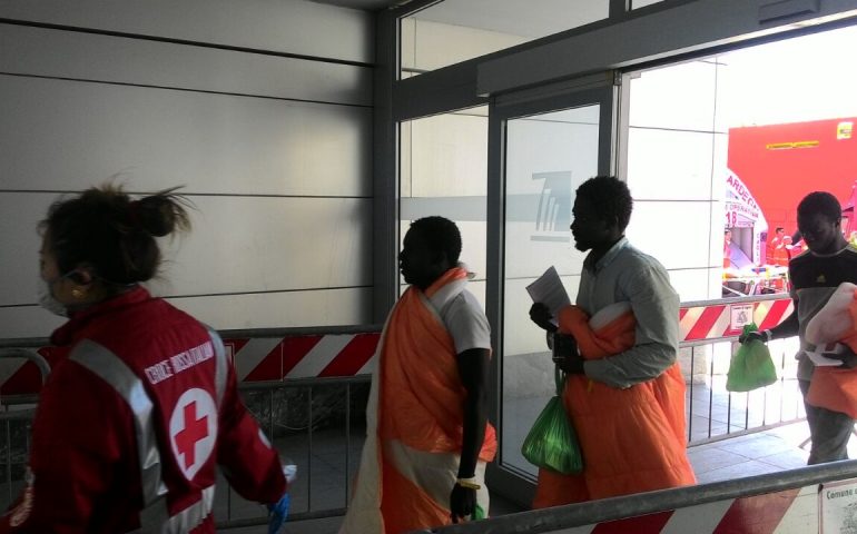 Maxi sbarco di migranti al molo Ichnusa: tra loro 14 donne incinte e oltre cento bambini (FOTO)