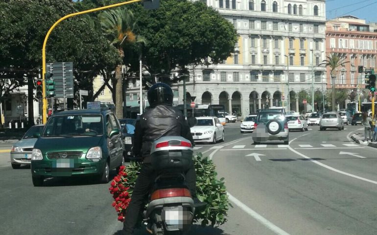 E intanto a Cagliari. “Rose rosse per te”, trasporto eccezionale su uno scooter in via Roma