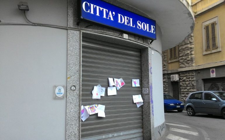 L’appello e i disegni dei bambini sulla serranda della Città del Sole: “Vi preghiamo di non chiudere”