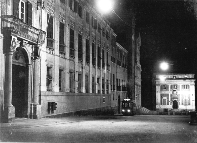 La Cagliari che non c’è più. Una rarissima immagine notturna degli anni Trenta: il tram attraversa piazza Palazzo deserta e senza auto