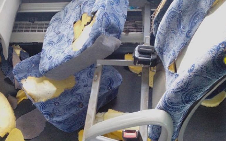 Giovani vandali in azione a Capoterra: distruggono i sedili di un bus Arst, li scaraventano dal finestrino e provocano un incidente