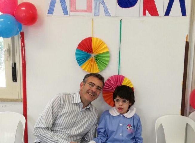 Assegno solidale in una scuola primaria di Cagliari per aiutare la piccola Aurora, affetta da malattia rara