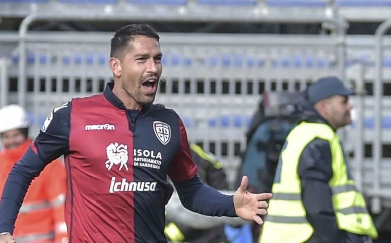 Marco Borriello esulta dopo un gol