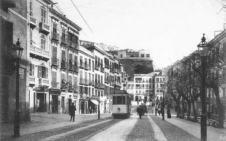 La Cagliari che non c’è più. Il corso Vittorio Emanuele in una foto dei primissimi decenni del Novecento: nessuna macchina e il tram
