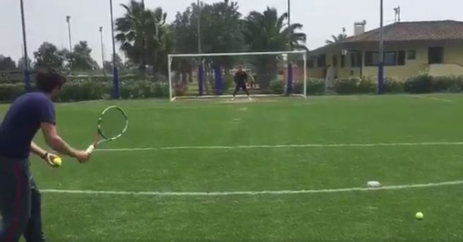 L’incredibile gesto atletico del portiere del Cagliari Gabriel che para in tuffo una pallina da tennis