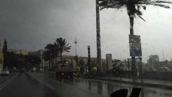Prima la grandine, poi i fulmini e la pioggia. Disagi a Cagliari per il violento acquazzone: un volo da Roma dirottato ad Alghero
