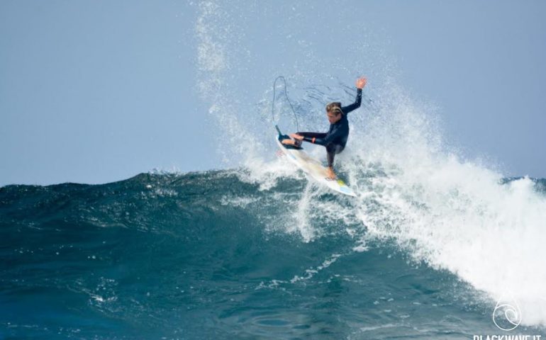 Matteo Calatri, enfant prodige del surf sardo, alla sua prima gara tra professionisti in Portogallo