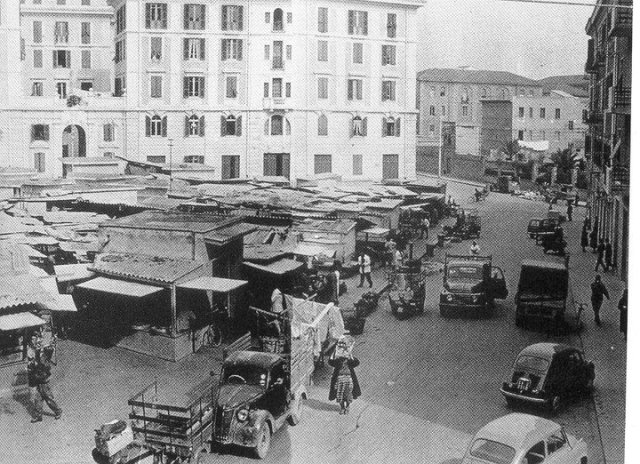 La Cagliari che non c’è più: il mercatino di piazza Galilei negli anni Cinquanta