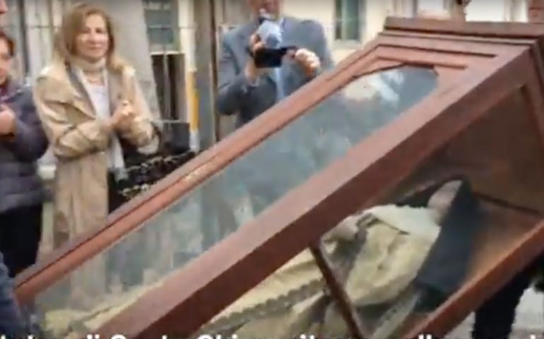 La statua di Santa Chiara dopo 70 anni è ritornata nella chiesa di Stampace (GUARDA IL VIDEO)