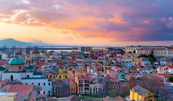 La Repubblica “promuove” Cagliari: la città, oltre al mare, “è un mare di cultura”. E invita a prenotare una vacanza.
