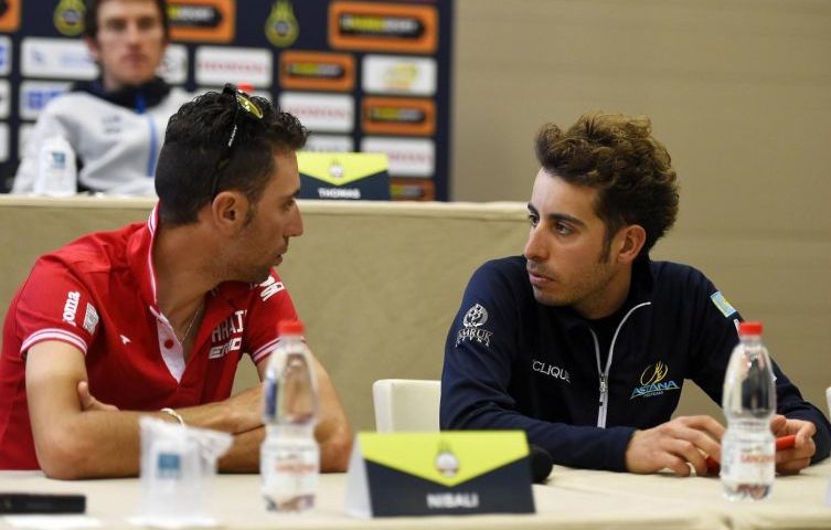Vincenzo Nibali dispiaciuto per Fabio Aru prova a consolare il campione sardo dopo il doloroso forfait al Giro