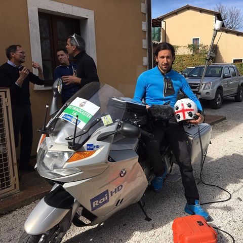 I 4 Mori sul casco al Giro d’Italia: Francesco Simula, il cameraman Rai che esibisce ogni giorno in diretta la sua sardità