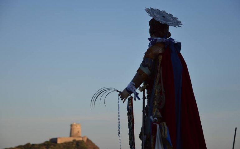 La foto. Sant’Efisio a Nora: è cominciata la processione sul litorale che porta agli scavi