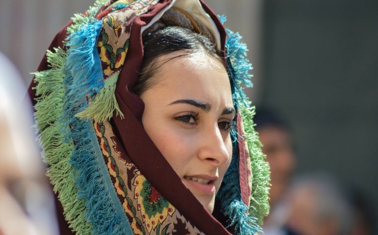 “Miss Sant’Efisio”/2: le bellissime donne sarde in costume tradizionale fotografate da un nostro lettore