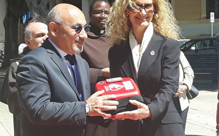 Giornata mondiale della Croce Rossa, donato un defibrillatore salvavita al Comune di Cagliari (VIDEO)