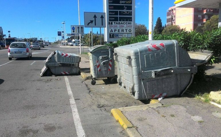 La foto. La forza del vento di maestrale a Cagliari: ribaltati alcuni cassonetti in viale Monastir