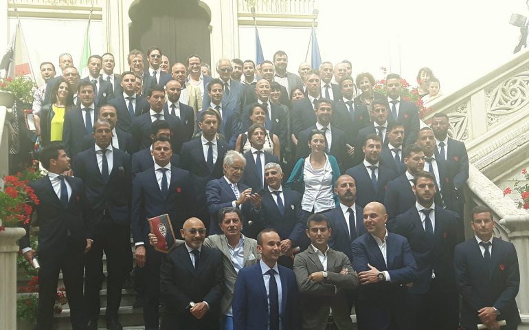 Festa rossoblù in Municipio: Giulini, Rastelli e calciatori premiati dal sindaco Zedda