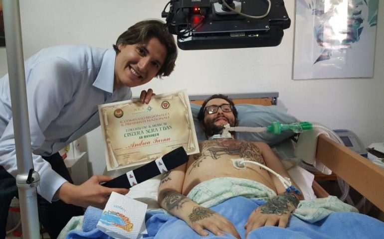 Ad Andrea Turnu, il ragazzo malato di sla, il diploma di cintura nera primo dan ad honorem di karate