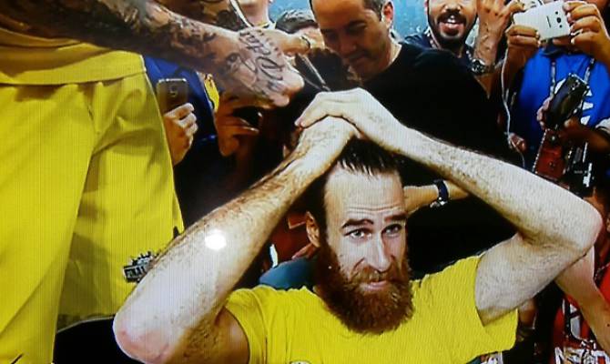 Un sardo sul tetto d’Europa. Gigi Datome ha vinto l’Eurolega di basket con i turchi del Fenerbahce e ha mantenuto la promessa: codino tagliato