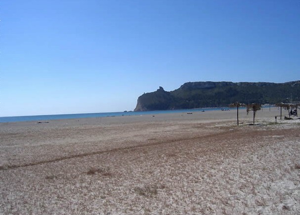 Grandi pulizie nel tratto quartese del Poetto: operai al lavoro per ripulire la spiaggia