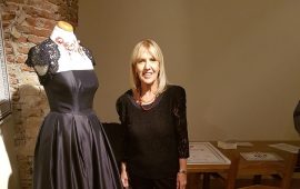 Ada Lai a fianco a un vestito di donna Francesca