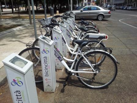 La Sardegna pedala e usa i mezzi “sharing”: nell’isola sempre più bici e mezzi di trasporto condivisi