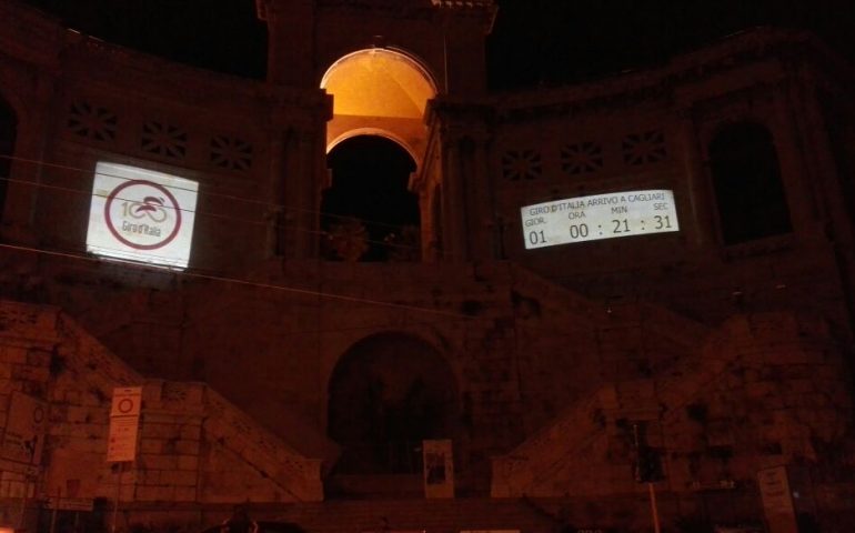 Cagliari aspetta il Giro d’Italia. Conto alla rovescia nella facciata del Bastione