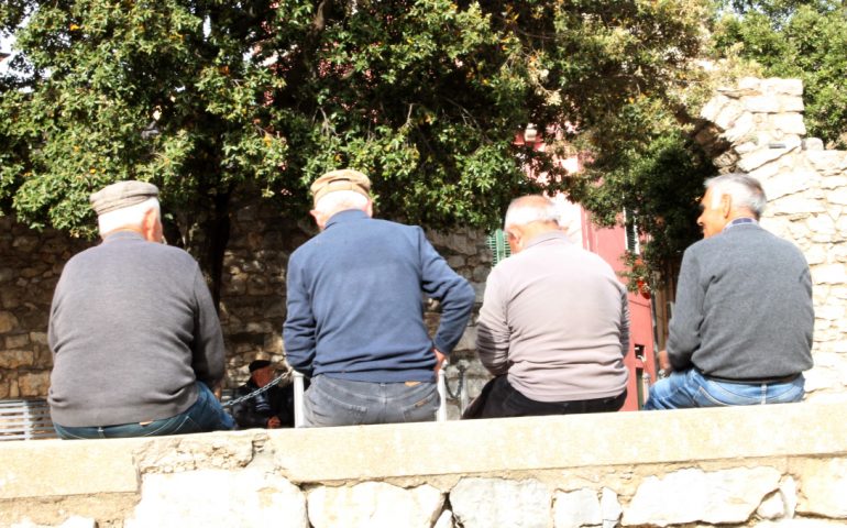 Sardegna, tanti centenari ma pochi giovani: popolazione sempre più anziana e in continua diminuzione