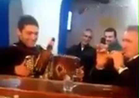 I suonatori “incantano” la birra con la loro musica e la bionda si versa da sola (VIDEO)