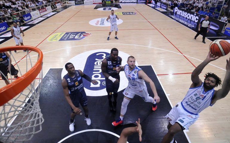 Playoff basket, la Dinamo Sassari gioca una gran partita ma contro Trento non si passa: 0-2 nella serie