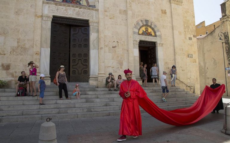 L’arte contro l’omofobia e le discriminazioni: le controverse performance dell’artista sardo Nicola Mette