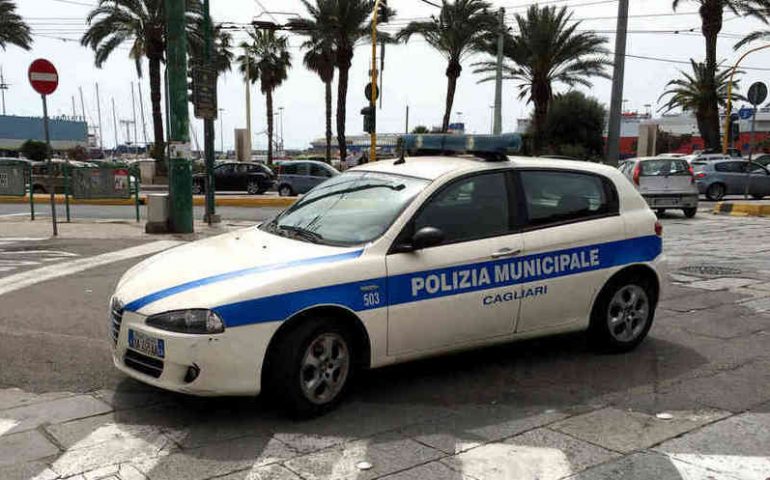 Dopo una lite se la prende con gli agenti della Municipale intervenuti e danneggia un’auto, arrestato