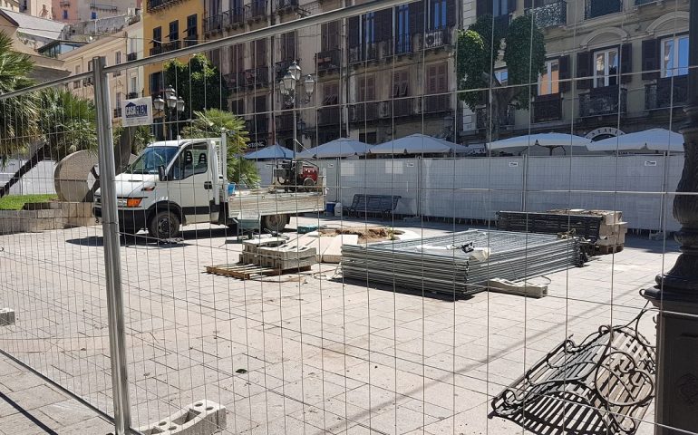 Piazza Yenne, iniziano i lavori con la rimozione di aiuole, pavimentazione e fontana (FOTO)