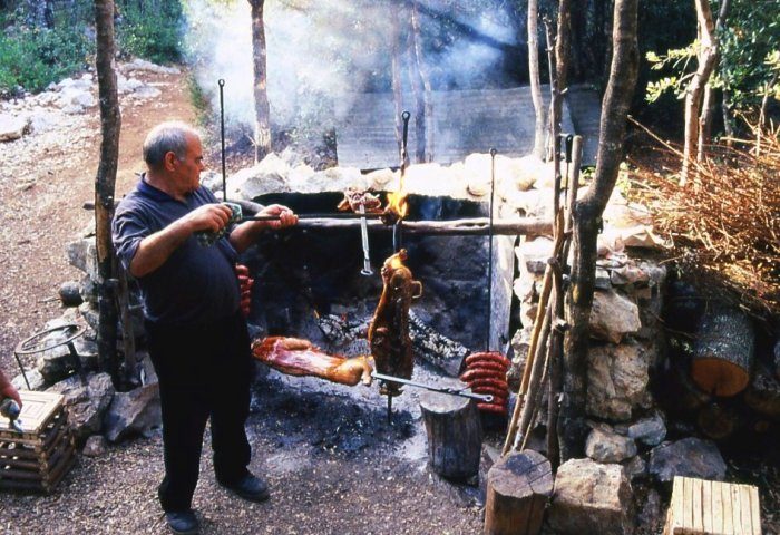 Altro che champagne in Costa Smeralda: i turisti in Sardegna preferiscono agriturismo, birra e trekking