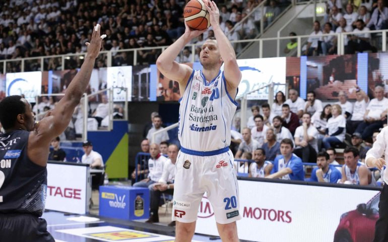 Playoff basket, la Dinamo Sassari gioca solo un tempo e poi si lascia travolgere dalla Dolomiti Trento