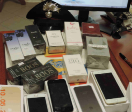 Cercavano di vendere profumi Hugo Boss e iPhone contraffatti, i Carabinieri fermano due pregiudicati a Capoterra