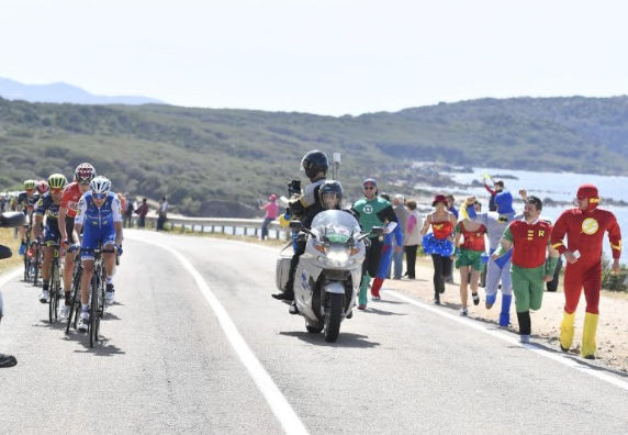 Giro d’Italia in Sardegna: anche i supereroi incitano i corridori nella tappa Alghero-Olbia