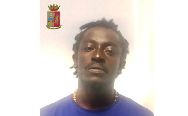 Cittadino senegalese arrestato dalla Polizia mentre vendeva hashish a un cliente alla Marina