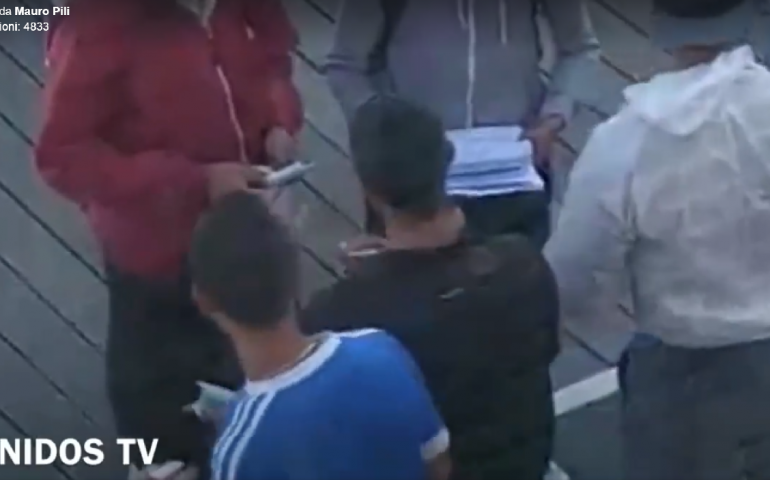 Affari tra una decina di migranti al porto di Cagliari. Pili: “Traffico di documenti e denaro” (VIDEO)