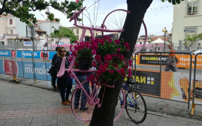 Spettacolo per le strade del Giro: La Sardegna si trucca di rosa per festeggiare il passaggio dei ciclisti