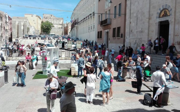 Cagliari invasa dai crocieristi: 5 navi in porto con 12 mila passeggeri. Il reportage (PHOTOGALLERY)