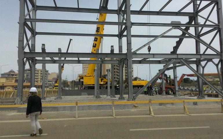 “Sardegna Arena”, procedono i lavori: gli operai montano la nuova tribuna (PHOTOGALLERY)