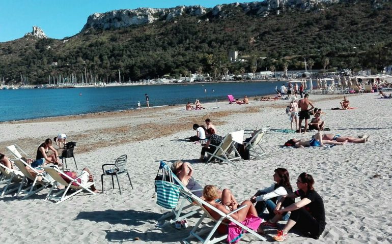 Poetto di Cagliari, turista francese fa la pipì davanti a tutti: multa di oltre tremila euro euro della Municipale