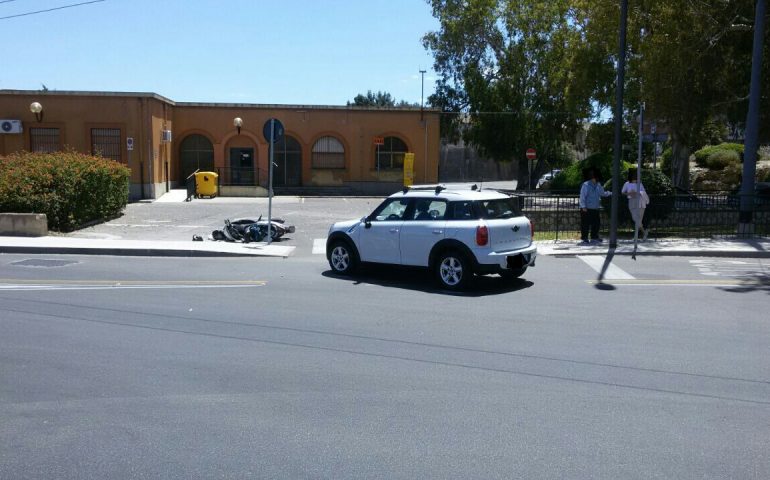 Incidente nella rotatoria dell’Amsicora. Ferito il conducente di uno scooter.