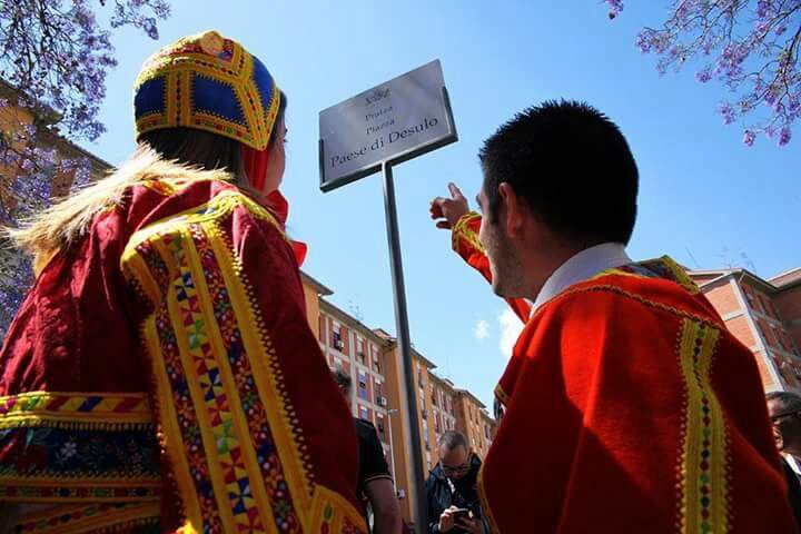 Cagliari omaggia la comunità desulese. Inaugurata Piazza Desulo nel cuore di Is Mirrionis (VIDEO)