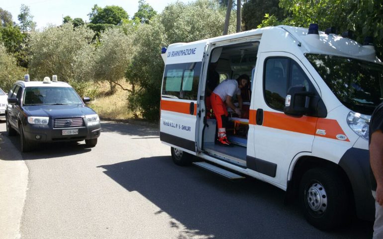 Sardara, incidente nel centro abitato: motocarro contro auto e anziano in gravi condizioni