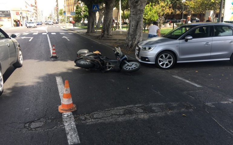 Auto non le dà la precedenza e cade con lo scooter in viale Trieste: una donna finita al pronto soccorso